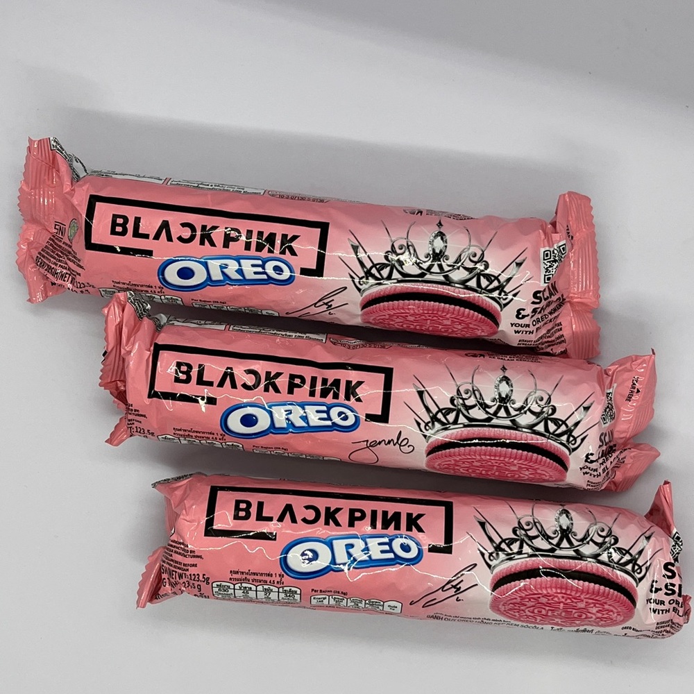 2 pack (1 pink & 1 Blue) Limited Edition BLACKPINK x Oreo -(w/ Jennie Signature)
